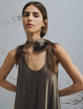 Cargar imagen en el visor de la galería, Vestido de sarga arrugada - MARRON
