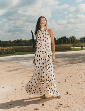Cargar imagen en el visor de la galería, Vestido con volante y rosa de tejido - MAQUILLAJE
