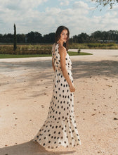 Cargar imagen en el visor de la galería, Vestido con volante y rosa de tejido - MAQUILLAJE
