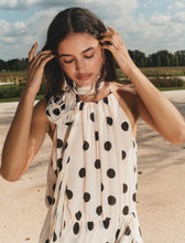 Cargar imagen en el visor de la galería, Vestido con volante y rosa de tejido - MAQUILLAJE
