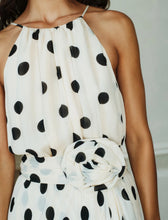 Cargar imagen en el visor de la galería, Vestido con volante y rosa de tejido - MAQUILLAJE
