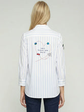 Cargar imagen en el visor de la galería, CAMISA BLANCA RAYAS AZULES BORDADO SURF
