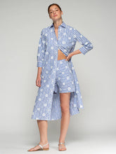 Cargar imagen en el visor de la galería, PANTALÓN CORTO RAYAS AZULES BORDADO FLORAL
