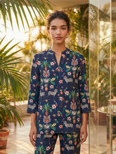 Cargar imagen en el visor de la galería, CAMISA AZUL MARINO ESTAMPADO JUNGLE DISCO
