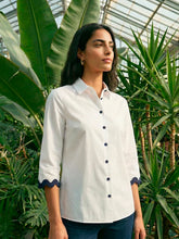 Cargar imagen en el visor de la galería, CAMISA BLANCA ONDULINA MARINO
