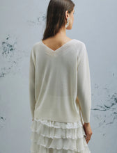 Cargar imagen en el visor de la galería, Jersey con cuello de pico - BLANCO LANA
