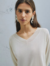 Cargar imagen en el visor de la galería, Jersey con cuello de pico - BLANCO LANA
