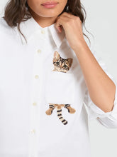 Cargar imagen en el visor de la galería, CAMISA BLANCA ESPIGA BORDADOS GATOS
