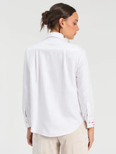 Cargar imagen en el visor de la galería, CAMISA ESPIGA BLANCA BORDADO CORAZON

