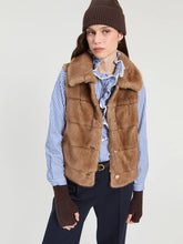 Cargar imagen en el visor de la galería, CHALECO PELO CAMEL
