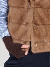 Cargar imagen en el visor de la galería, CHALECO PELO CAMEL
