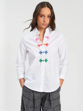 Cargar imagen en el visor de la galería, CAMISA BLANCA ALAMARES MULTICOLOR
