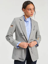 Cargar imagen en el visor de la galería, CHAQUETA GRIS ESPIGA BORDADO GARABATOS
