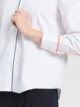 Cargar imagen en el visor de la galería, CAMISA BLANCA VIVOS EN CONTRASTE

