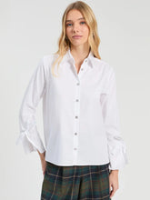 Cargar imagen en el visor de la galería, CAMISA BLANCA LAZOS EN LOS PUÑOS
