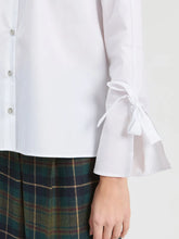 Cargar imagen en el visor de la galería, CAMISA BLANCA LAZOS EN LOS PUÑOS
