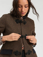 Cargar imagen en el visor de la galería, CHAQUETA ESPIGA MARRON NEGRO
