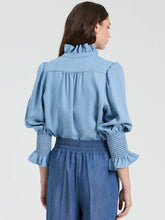 Cargar imagen en el visor de la galería, CAMISA AZUL DENIM VOLANTES FRONTALES
