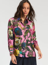 Cargar imagen en el visor de la galería, CAMISA SEDA FLORES ROSA
