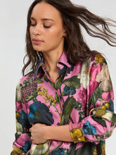 Cargar imagen en el visor de la galería, CAMISA SEDA FLORES ROSA
