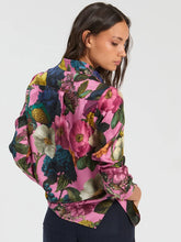 Cargar imagen en el visor de la galería, CAMISA SEDA FLORES ROSA
