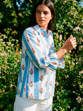 Cargar imagen en el visor de la galería, CAMISA DE RAYAS AZULES CON FLORES INDIAS
