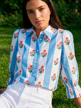Cargar imagen en el visor de la galería, CAMISA DE RAYAS AZULES CON FLORES INDIAS

