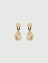 Cargar imagen en el visor de la galería, Pendientes colgantes con conchas metálicas - MADREPERLA
