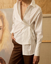 Cargar imagen en el visor de la galería, Camisa blanca con jaretas
