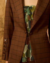 Cargar imagen en el visor de la galería, Blazer marrón de cuadros
