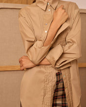 Cargar imagen en el visor de la galería, Camisa camel con jaretas

