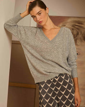 Cargar imagen en el visor de la galería, Jersey doble pico gris
