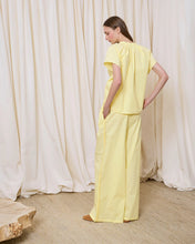 Cargar imagen en el visor de la galería, Blusa popelín amarilla
