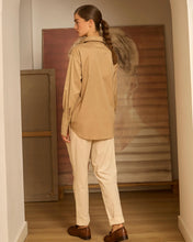 Cargar imagen en el visor de la galería, Camisa camel con jaretas
