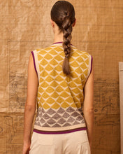 Cargar imagen en el visor de la galería, Chaleco greca de intarsia amarillo
