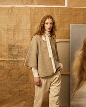 Cargar imagen en el visor de la galería, Jersey beige con flor bordada

