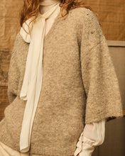 Cargar imagen en el visor de la galería, Jersey beige con flor bordada

