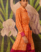 Cargar imagen en el visor de la galería, Vestido camisero naranja de cuadros

