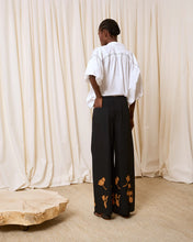Cargar imagen en el visor de la galería, Pantalón negro con flores ocre
