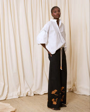 Cargar imagen en el visor de la galería, Pantalón negro con flores ocre
