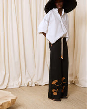 Cargar imagen en el visor de la galería, Pantalón negro con flores ocre
