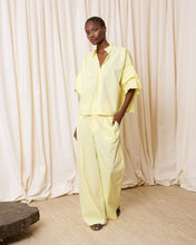 Cargar imagen en el visor de la galería, Camisa de popelín amarilla
