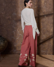 Cargar imagen en el visor de la galería, Pantalón rosa con flores en crudo
