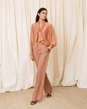 Cargar imagen en el visor de la galería, Blusa escote pico color rosa
