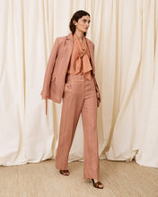 Cargar imagen en el visor de la galería, Blusa escote pico color rosa
