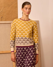 Cargar imagen en el visor de la galería, Jersey greca de intarsia amarillo
