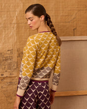 Cargar imagen en el visor de la galería, Jersey greca de intarsia amarillo
