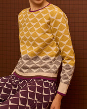 Cargar imagen en el visor de la galería, Jersey greca de intarsia amarillo
