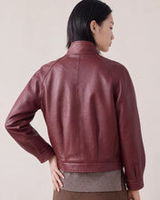 Cargar imagen en el visor de la galería, Cazadora bomber de piel vino
