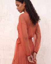 Cargar imagen en el visor de la galería, Blusa de tul bordada coral
